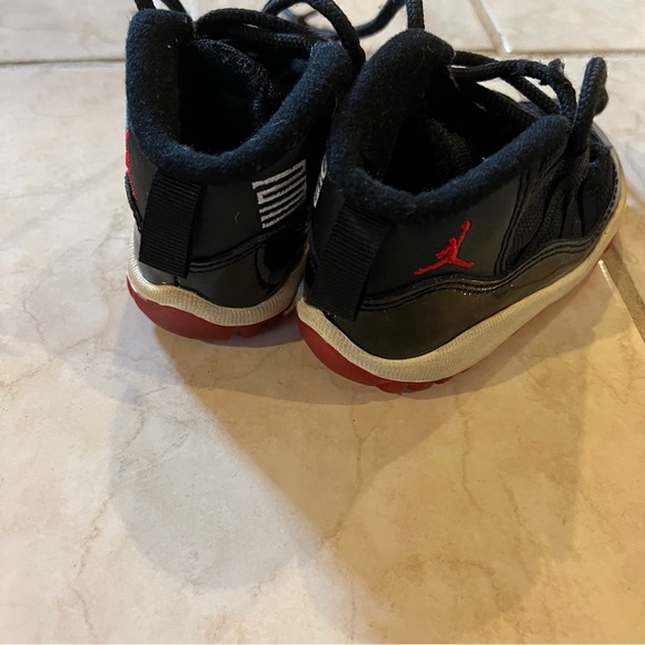 2001 Air Jordan 11 bred - Picture 3 of 6